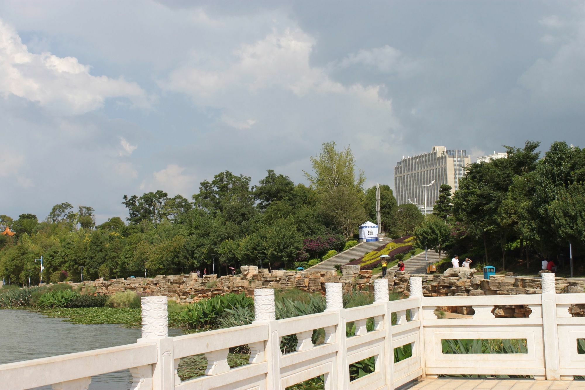 Howard Johnson Tropical Garden Plaza Kunming Hotel Exterior foto